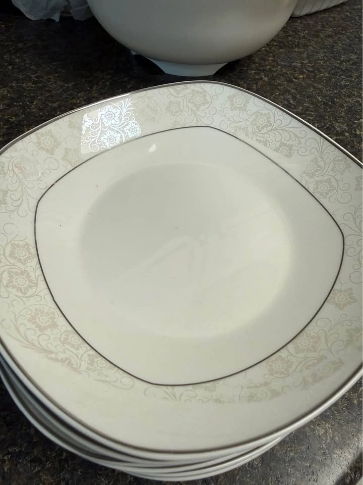 Bowls and saucers - photo 2