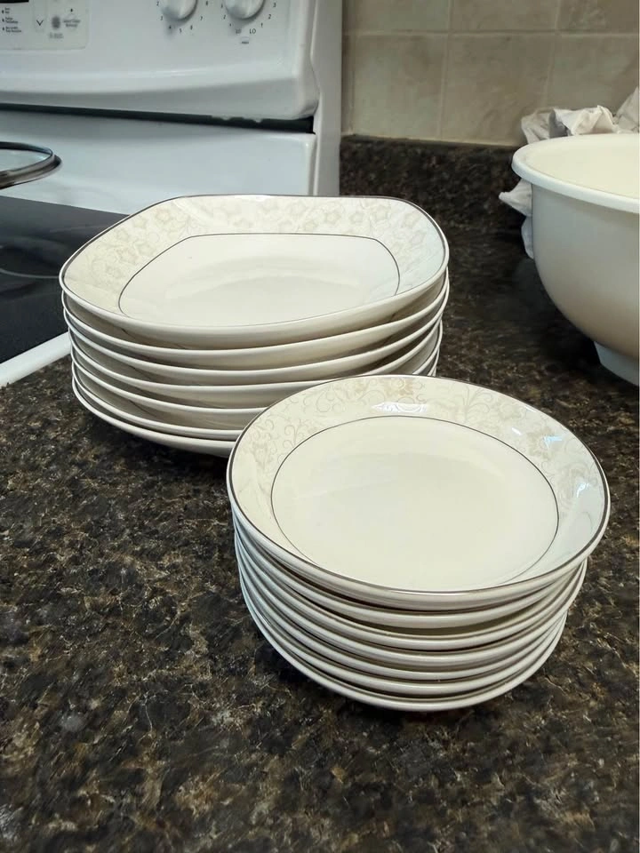 Bowls and saucers - photo 4