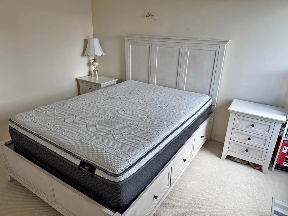 Leons Queen Bed Set (4pc)