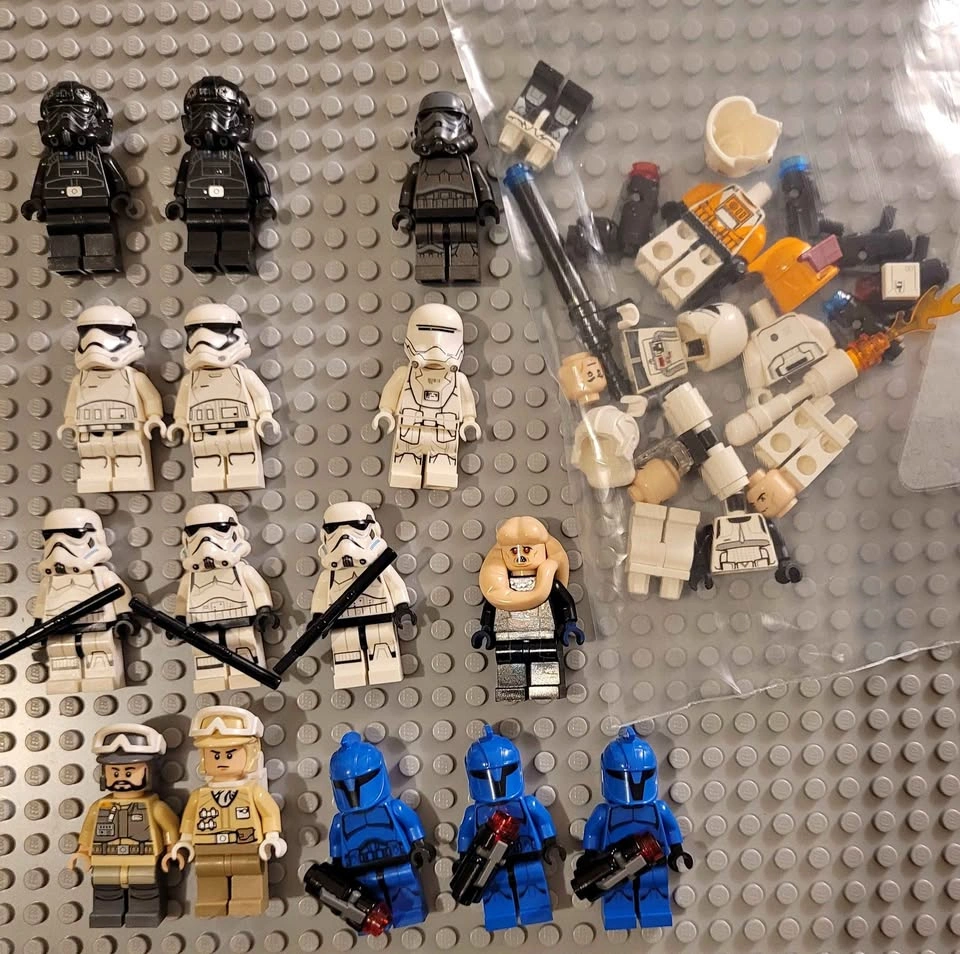LEGO Starwars minifigure lot with parts and accessories.