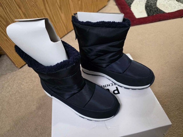 Brand New Penningtons Black Quilted Winter Boots – Size 8WW
