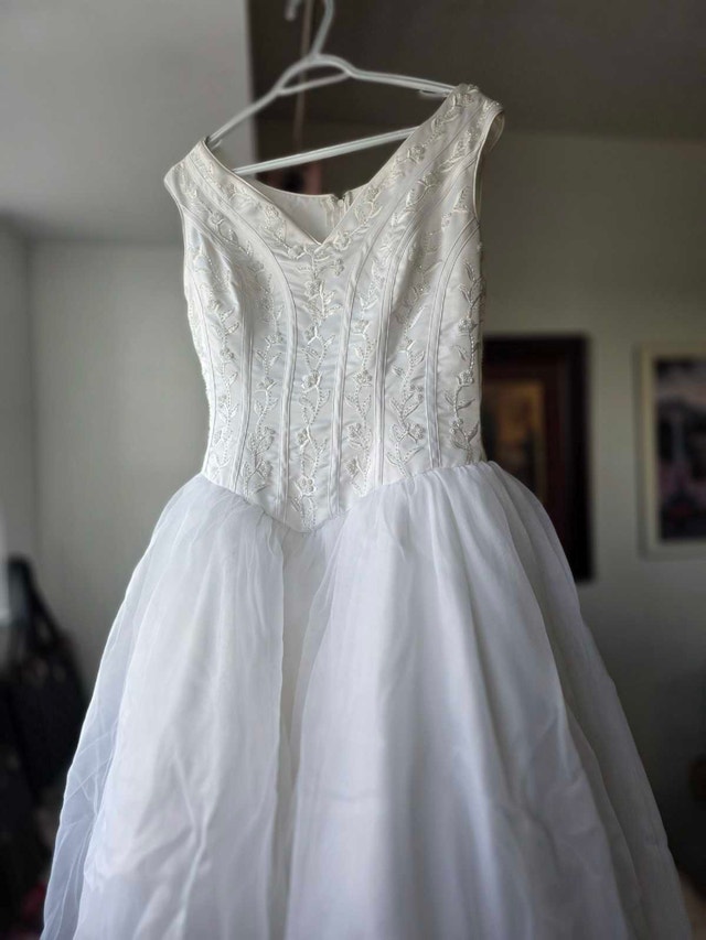 Vintage Beaded Corset Wedding Dress & Veil Set - photo 5