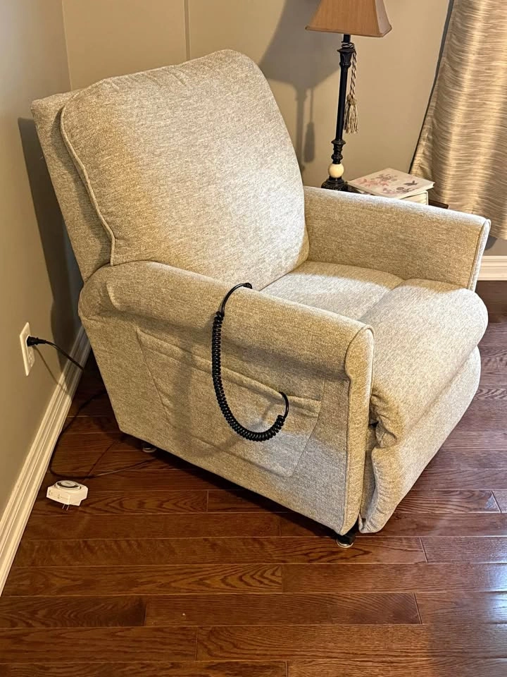 La-z-boy Power Lift and recline chair