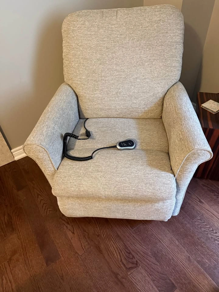 La-z-boy Power Lift and recline chair - photo 2