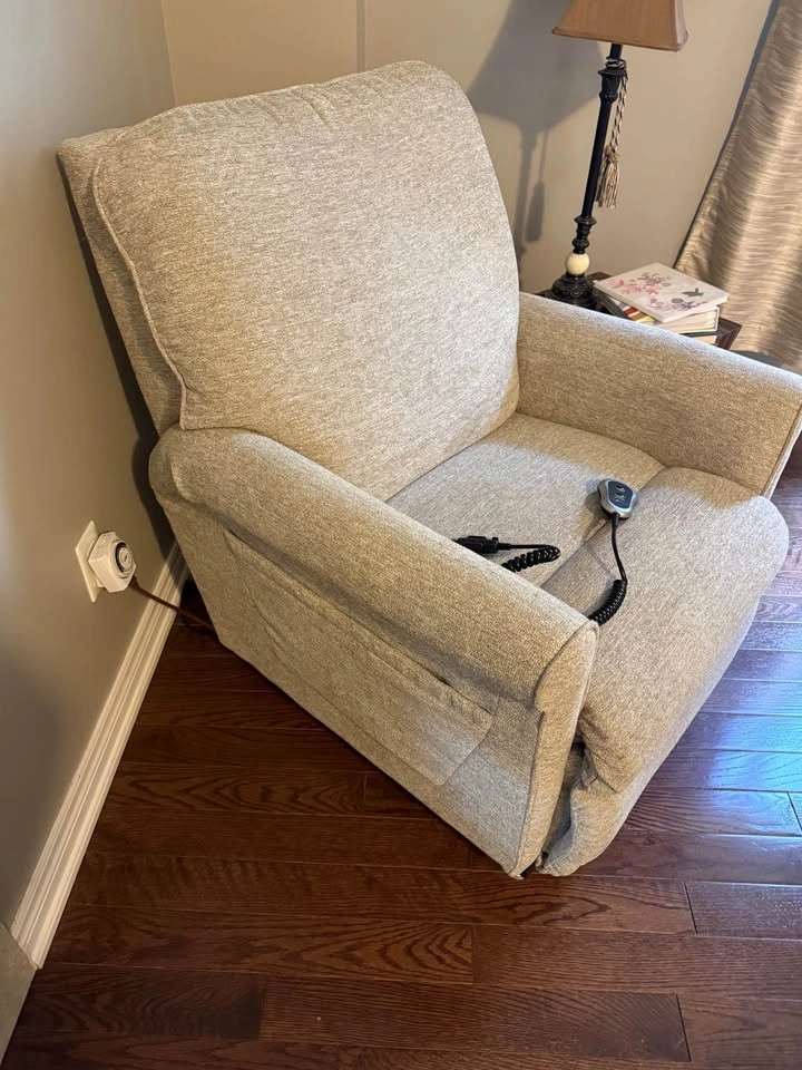 La-z-boy Power Lift and recline chair - photo 3