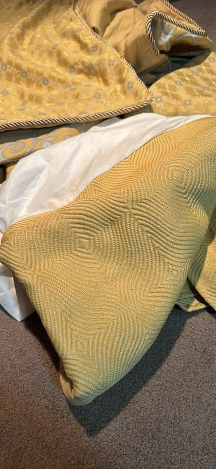 New king size bedding set w pillow cases, duvet, and skirting - photo 4