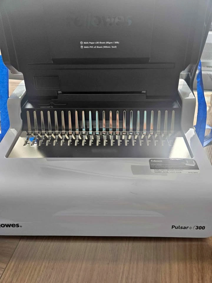 Fellowes Pulsar + 300 Manual Comb Binding Machine - Great Condit