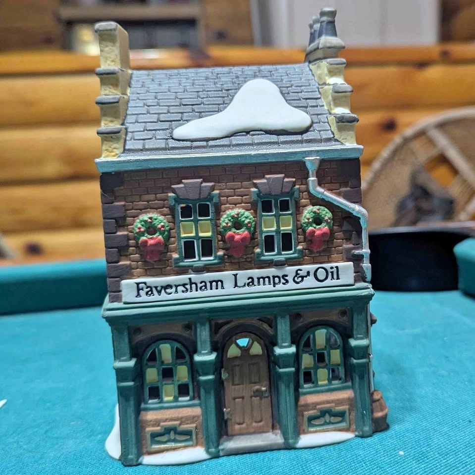 Department 56 - Dickens' Village Series - Faversham Lamps & Oil
