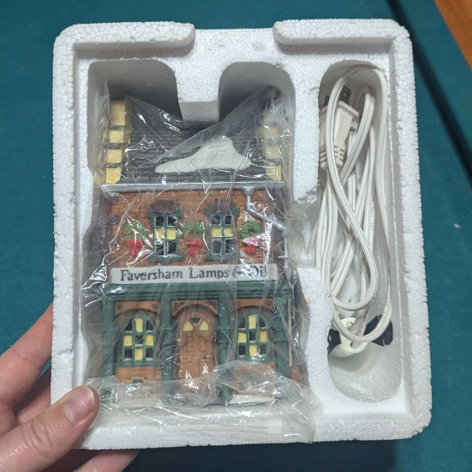 Department 56 - Dickens' Village Series - Faversham Lamps & Oil - photo 2