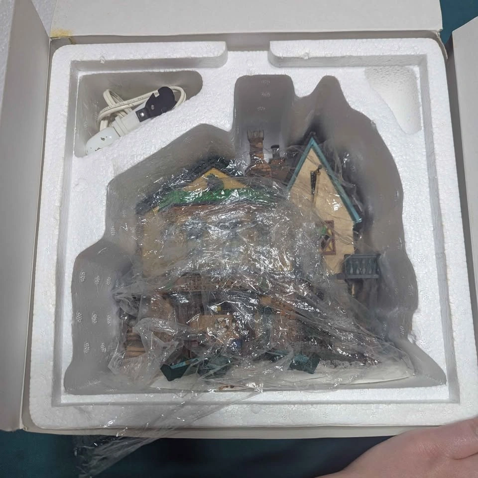 Department 56 - Dickens' Village Series, Charles Dickens Heritag - photo 3