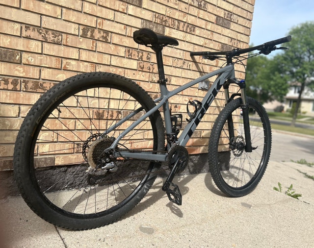 Trek Marlin 7 29” Mountain Bike 18.5inch Frame - photo 3