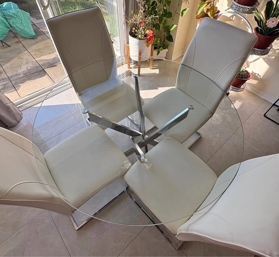 Glass Dinning Table with 4 chairs - Excellent Condition