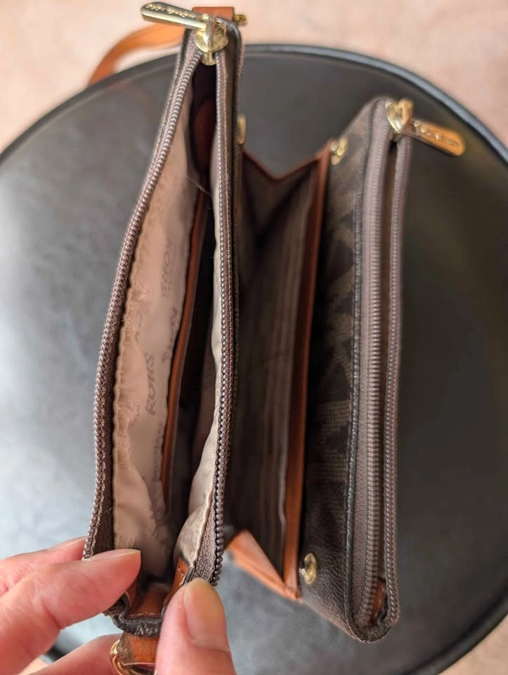 Michael Kors crossbody wallet - photo 3