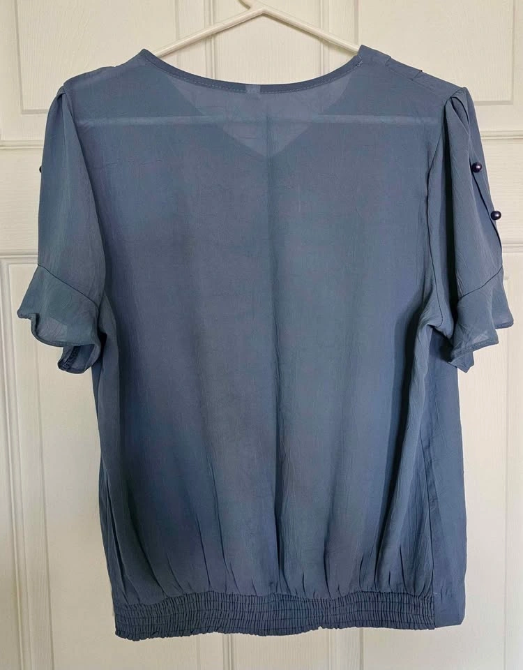 Brand New Dusty Blue Ruffle V-Neck Pearl-Accent Blouse - M - photo 2