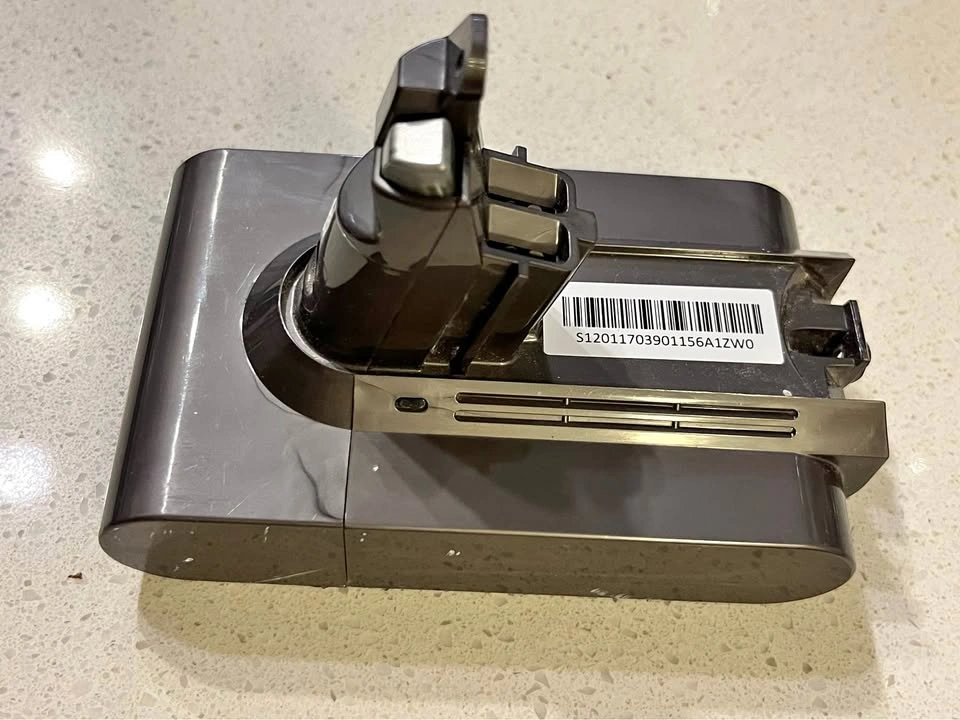 OEM Dyson V6 / SV03 Battery - For Parts
