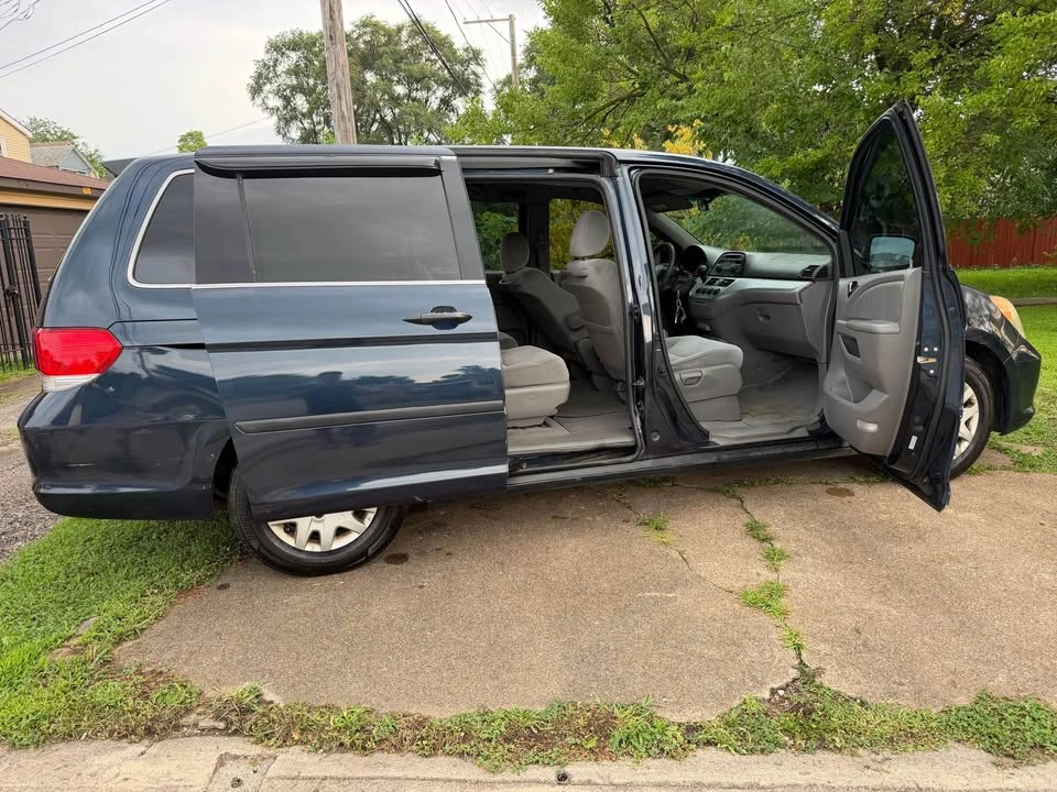 2010 Honda Odyssey LX Minivan 4D - photo 3
