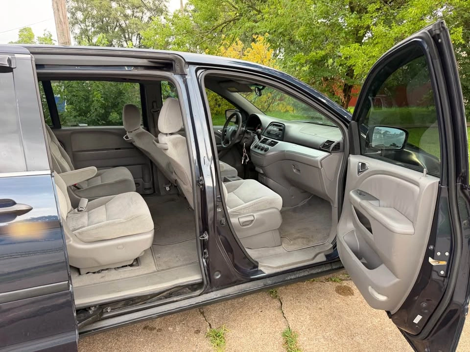 2010 Honda Odyssey LX Minivan 4D - photo 4
