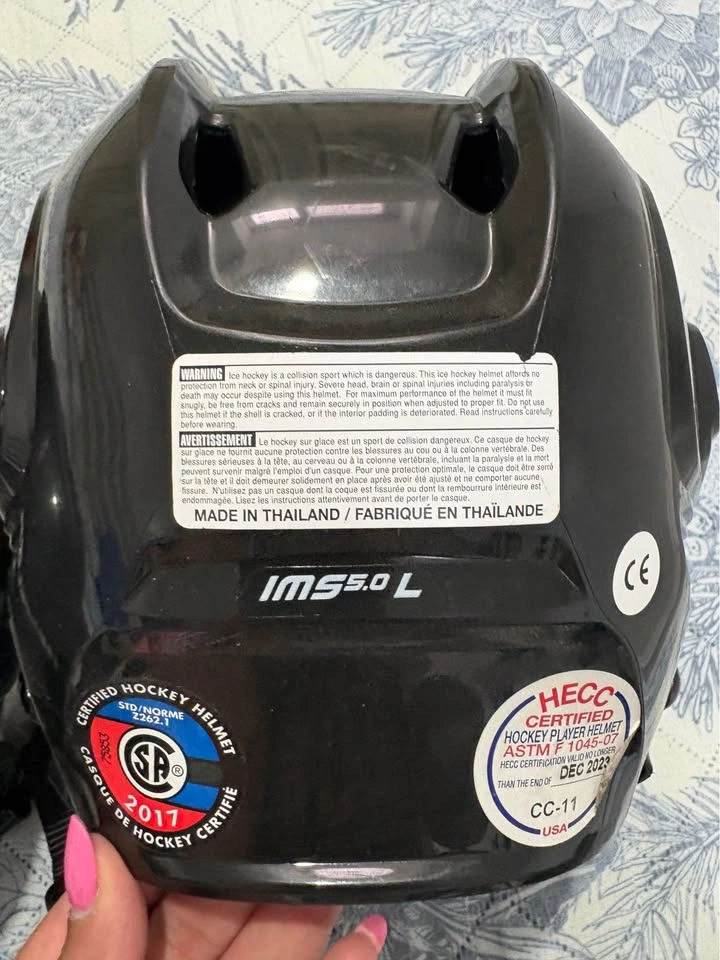 Ice Hockey Gear - Skates, Knee Pads & Helmets - photo 3