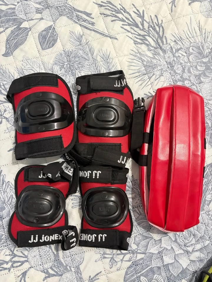 Ice Hockey Gear - Skates, Knee Pads & Helmets - photo 4