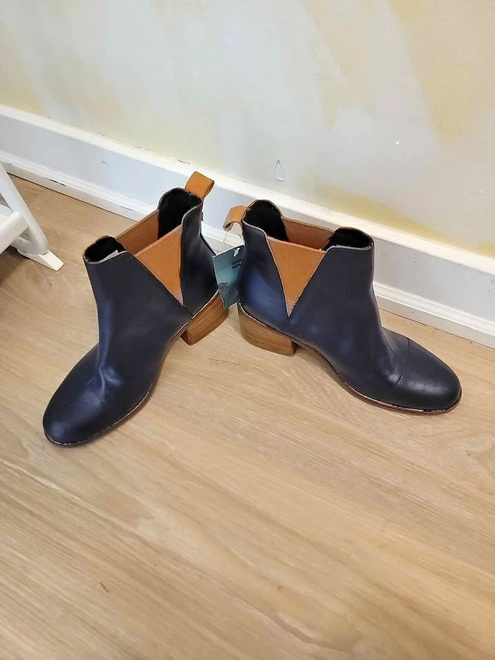 NWT Custom Navy Leather Toms Esme Boots