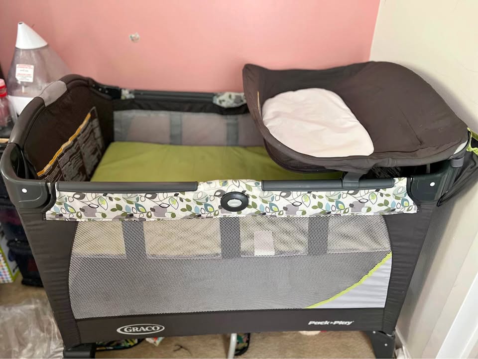 Baby bassinet and play ( pick up in south loop)