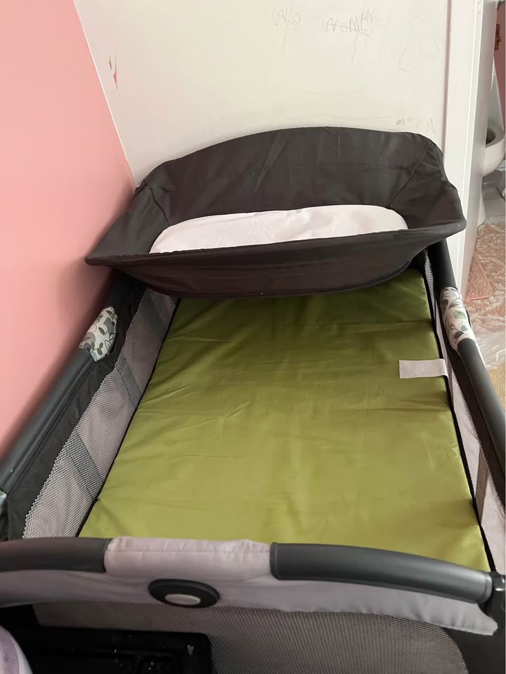 Baby bassinet and play ( pick up in south loop) - photo 2