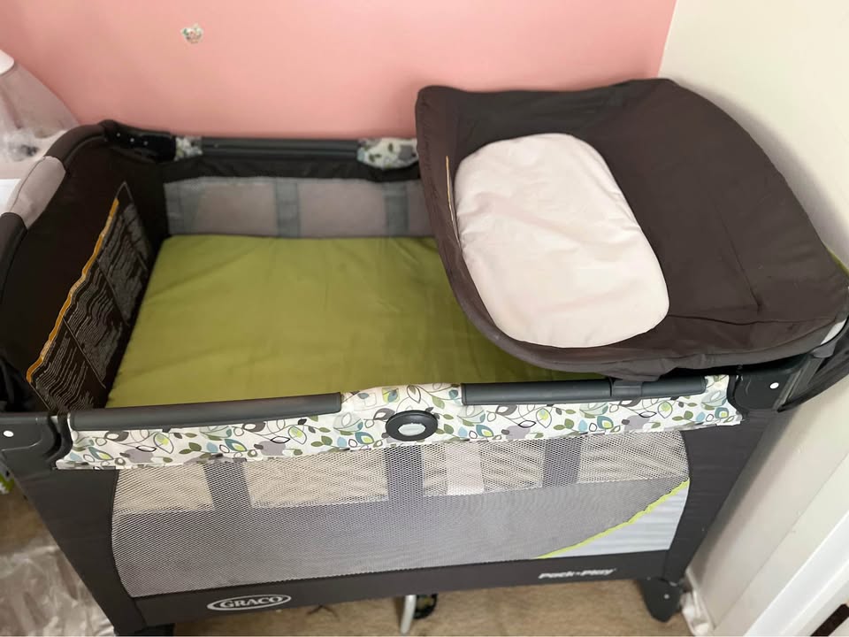 Baby bassinet and play ( pick up in south loop) - photo 3