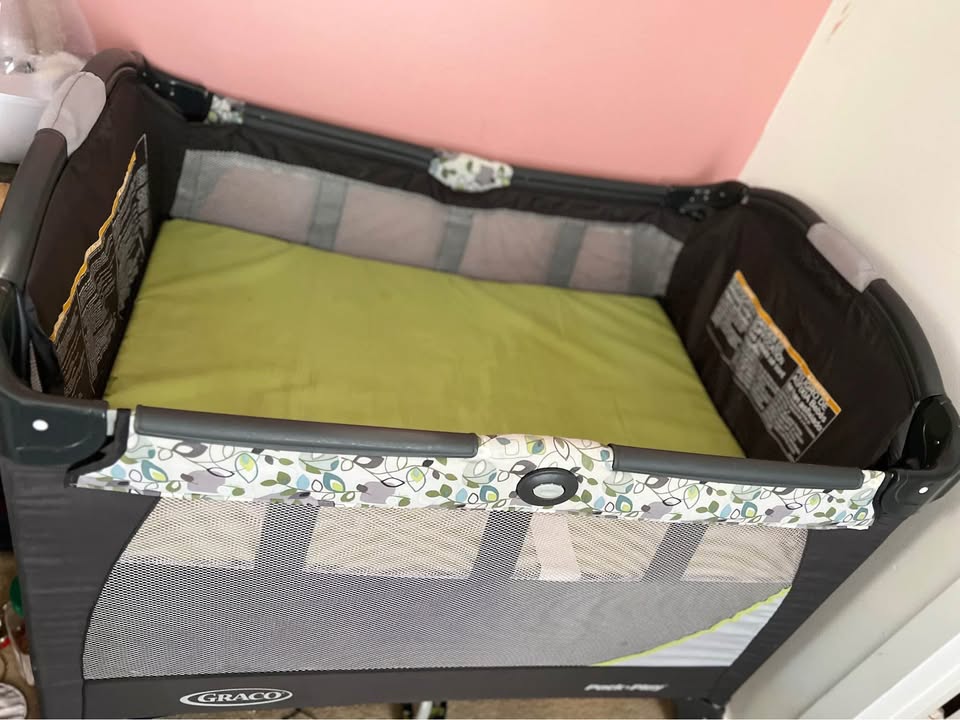 Baby bassinet and play ( pick up in south loop) - photo 4