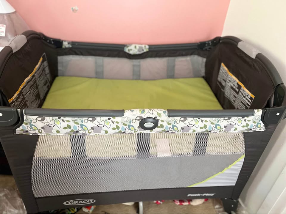 Baby bassinet and play ( pick up in south loop) - photo 5