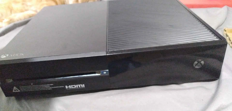 Xbox one and controller - photo 5