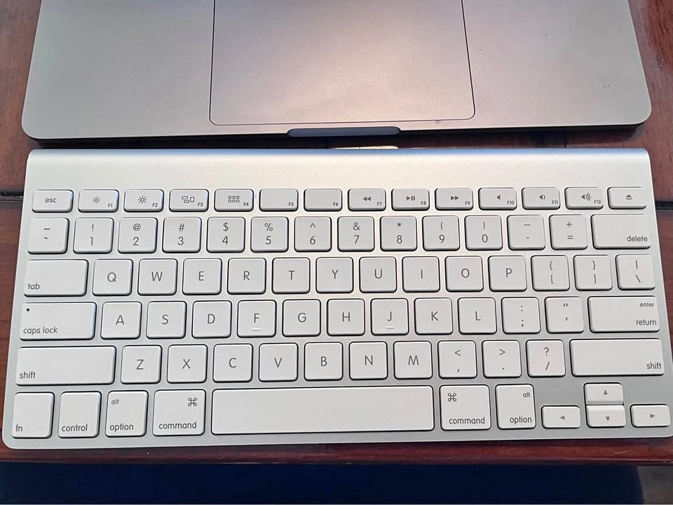 Apple Wireless A1314 Bluetooth keyboard - tested & working
