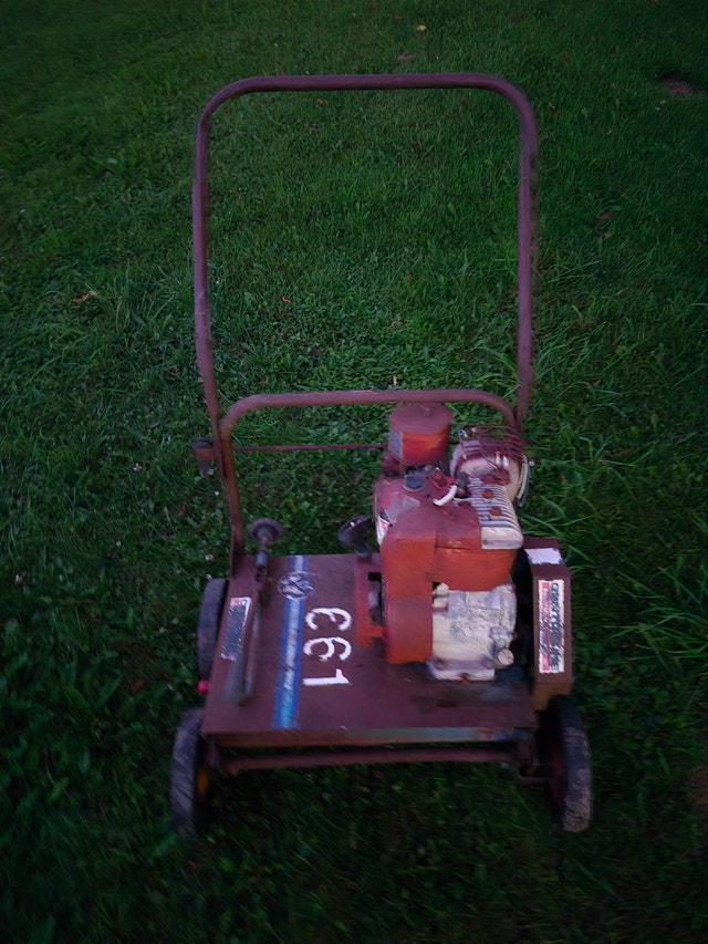 BLUEBIRD Lawn Comber F-20B Gas vintage equipment