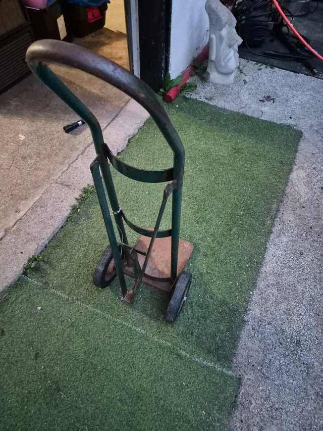 Green Tank Holding Standing Dolly for Welding and Cutting