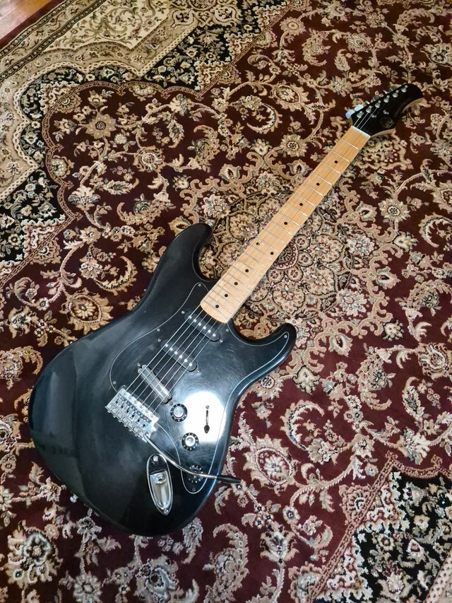 1982 HONDO electric guitar Deluxe series 760 Black - photo 3