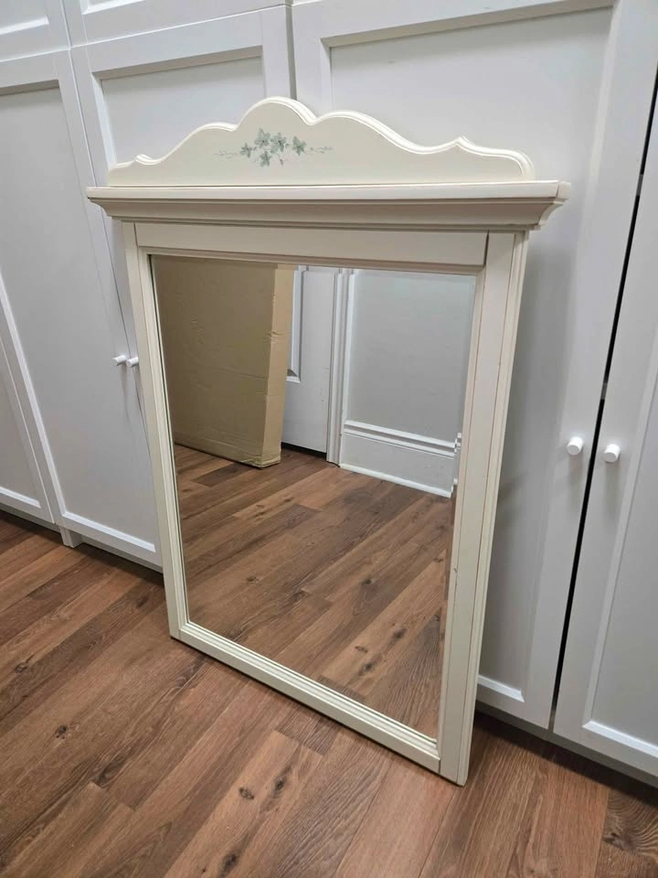 French Style Solidwood Dresser with matching Mirror - photo 2