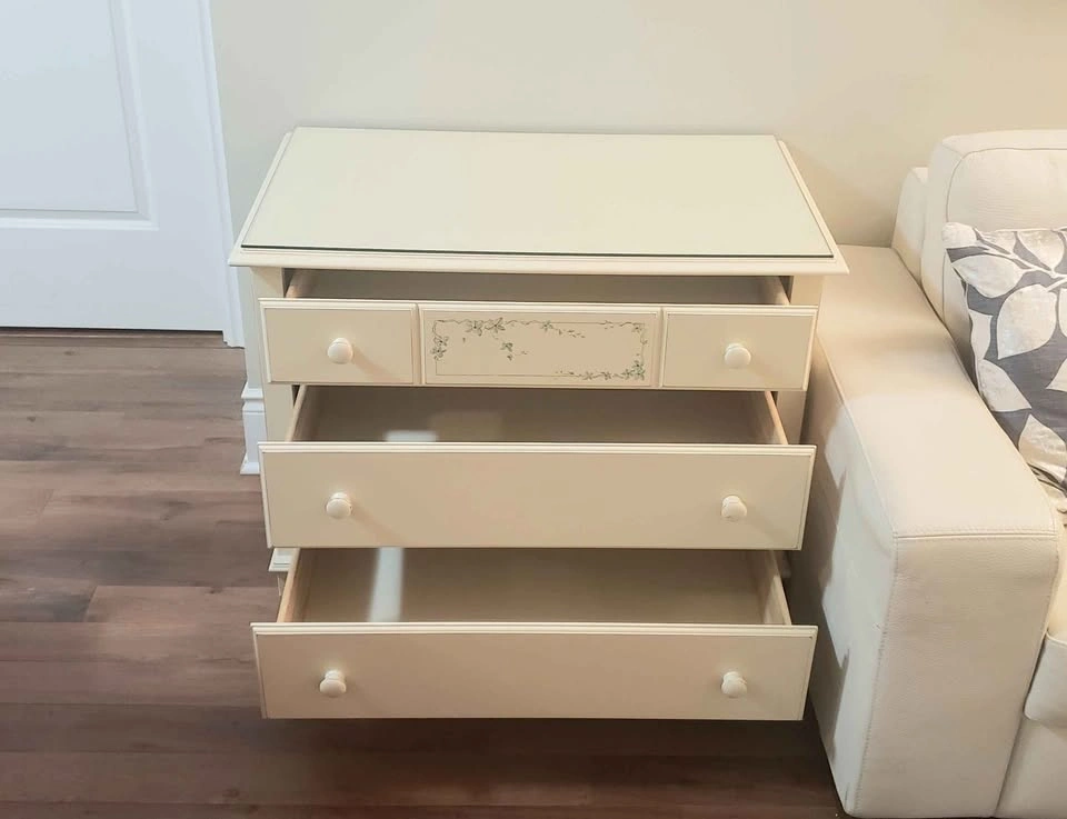 French Style Solidwood Dresser with matching Mirror - photo 3