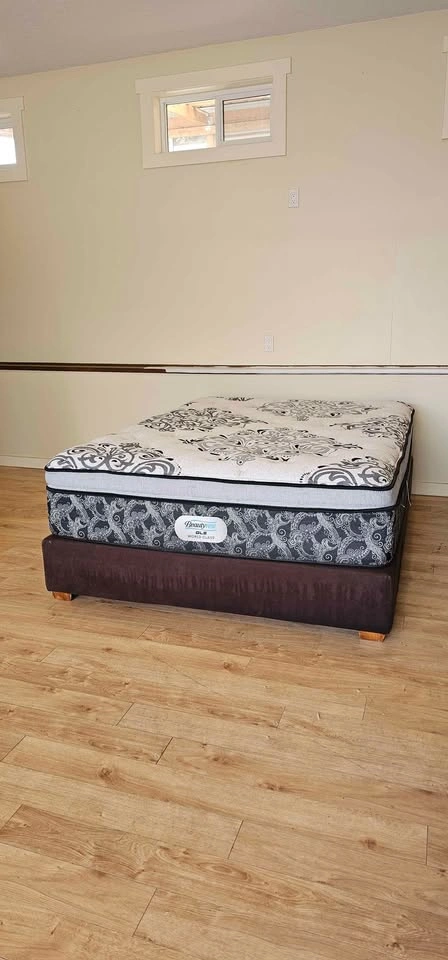 Like New Beautyrest GL5 Queen Mattress Spare Room Bed - photo 3