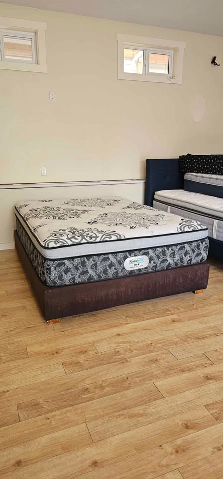 Like New Beautyrest GL5 Queen Mattress Spare Room Bed - photo 5