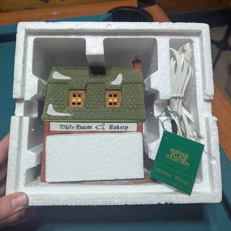 Department 56 - Dickens' Village Series - White Horse Bakery - photo 2