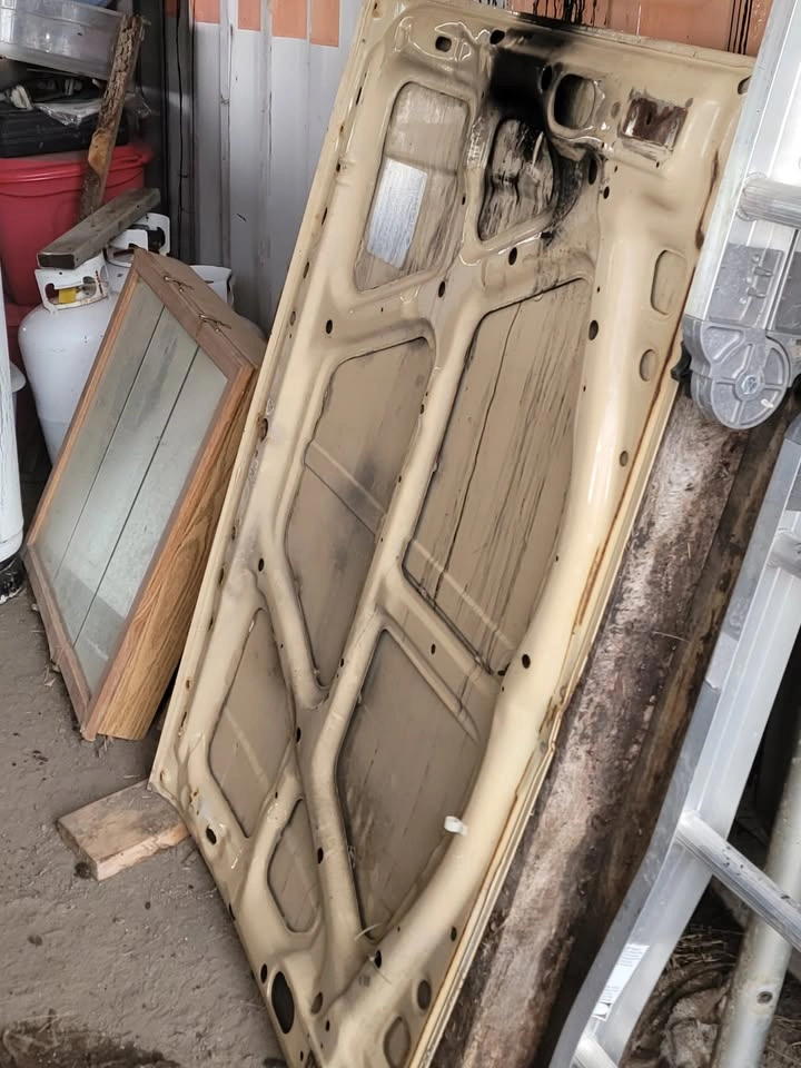 Hood from Nissan 720 - photo 2