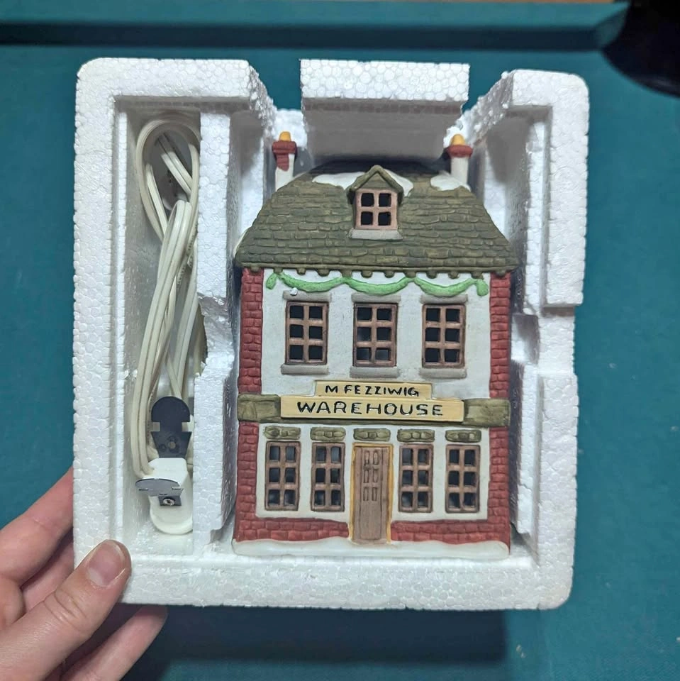 Department 56 - Dickens' Village Series - Fezziwig's Warehouse
