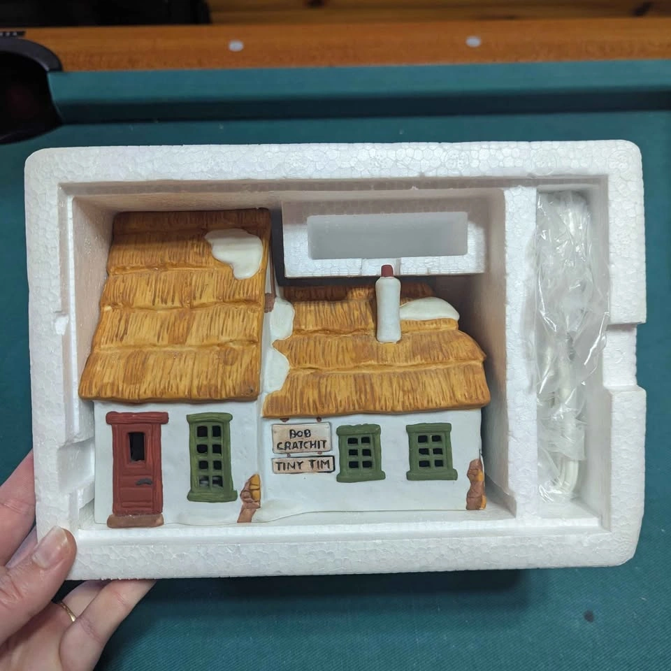 Department 56 Dickens' Village: Bob Cratchit & Tiny Tim Cottage - photo 3