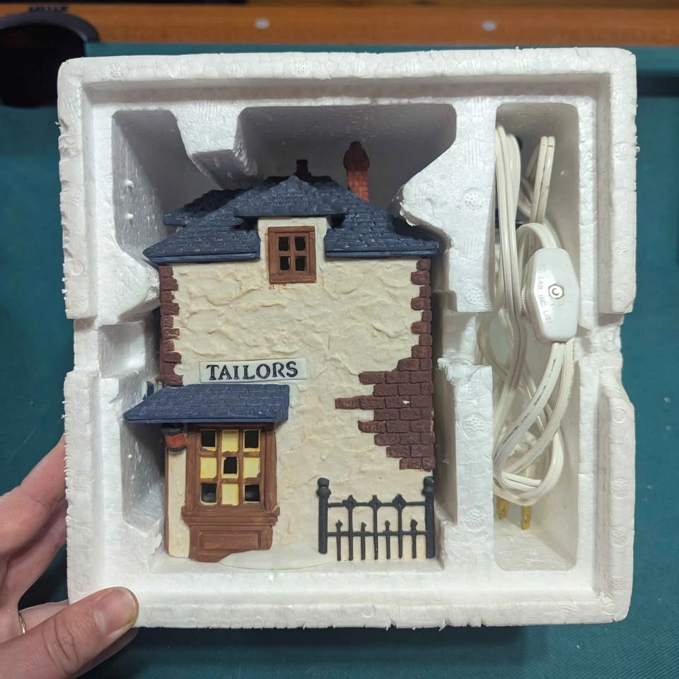 Department 56 - Dickens' Village Series - Walpole Tailors - photo 2