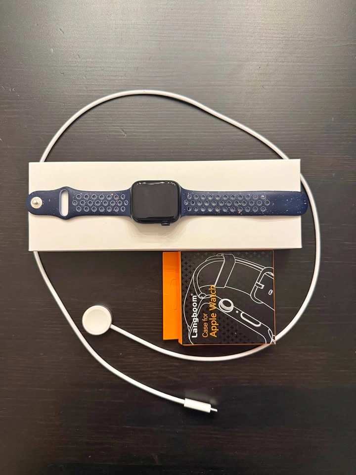 Apple Watch SE 3 (44mm) - 100% Battery Health + Extras