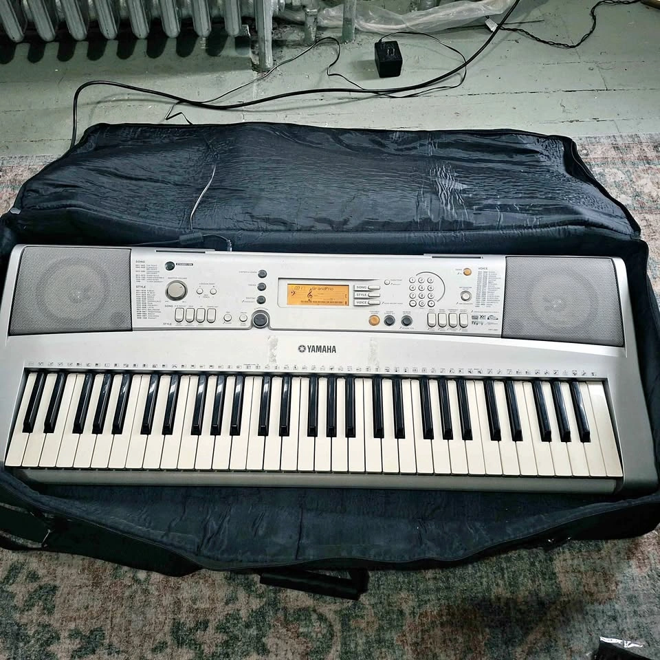 Yamaha Keyboard & Carrying Case
