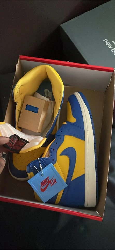 Nike WMNS Air Jordan 1 Retro High OG Varsity Maize/Game Royal - photo 2