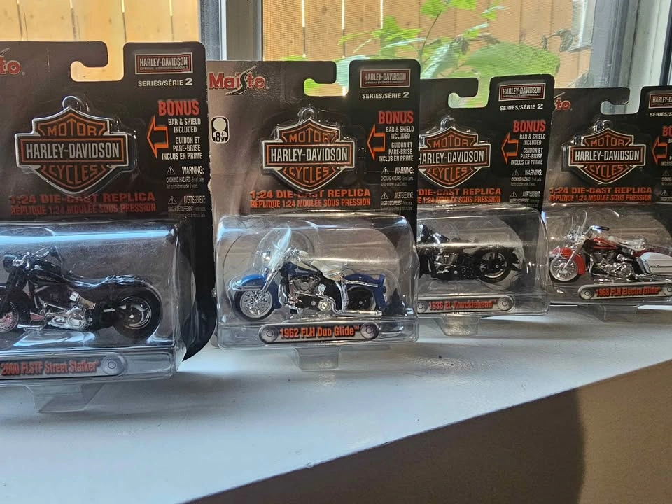 Maisto Harley-Davidson 1:24 Die-Cast Replica Motorcycles - Serie - photo 2