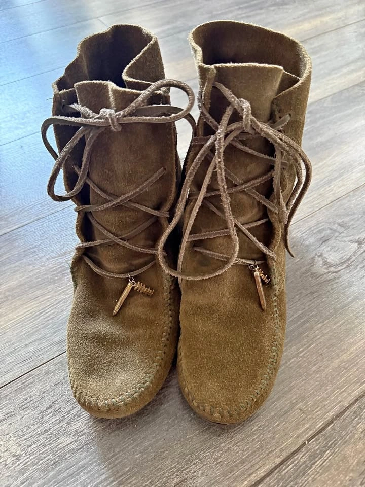 US 7 Minnetonka Maje Suede Moccasin Boots