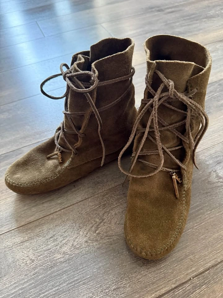 US 7 Minnetonka Maje Suede Moccasin Boots - photo 2