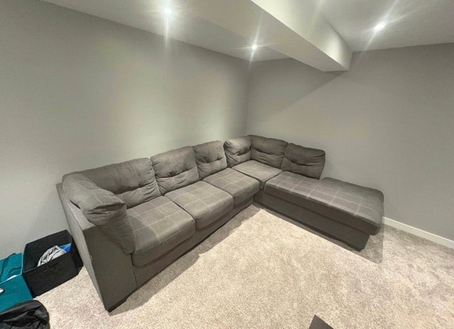 Perfect Sectional Couch! *FREE DELIVERY*